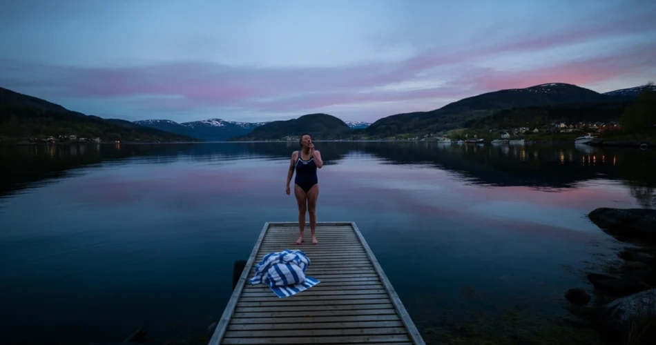 Person ved brygga i fjorden i mai, kveldsbading fjord når vannet er 9 grader.