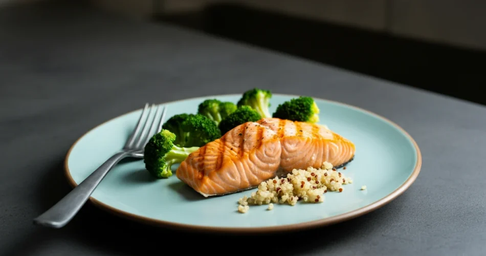 Proteinrikt måltid med laks, brokkoli og quinoa for høy termisk effekt